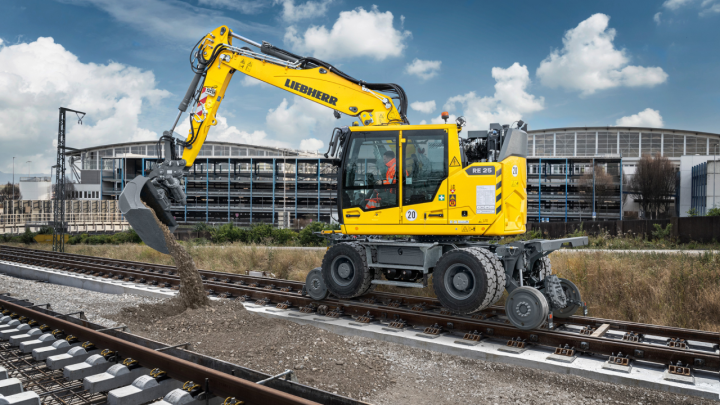 Ovo je novi bager za željeznice: Moćan stroj od 25 tona s hidrostatskim pogonom na tračnice
