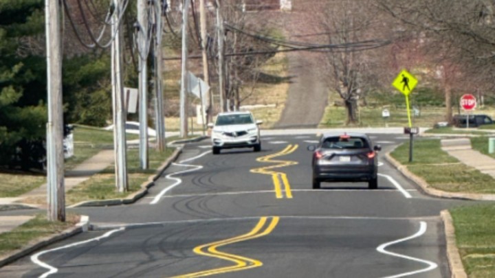 Ovako se 'farbaju' ceste protiv brze vožnje: Iscrtane vijugave linije, trake idu cik - cak