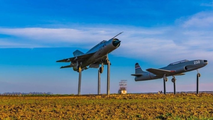 Izvan okvira: Povijesni gradić u srcu Hrvatske gradi  'dabrov' most, muzej aviona na otvorenom i vrtić