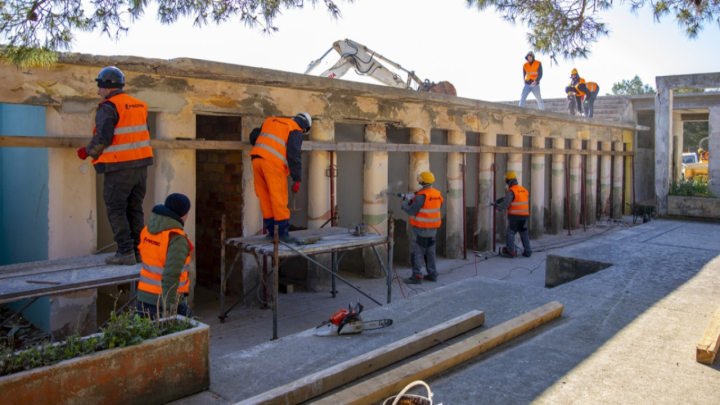 Kultno istarsko kupalište obnavlja se punom parom: Srušen toranj, radovi se izvode u moru