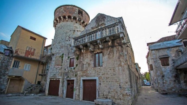 Kreće milijunska rekonstrukcija dalmatinske kule iz 16. stoljeća, izgradila su ju složna braća Cambi