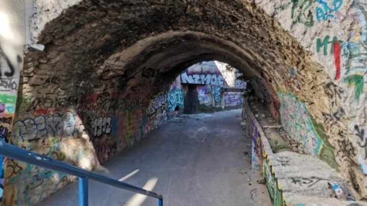 Hrvatske ceste pokrenule hitnu sanaciju mosta prema jugu, raspad kamenog zida i svoda