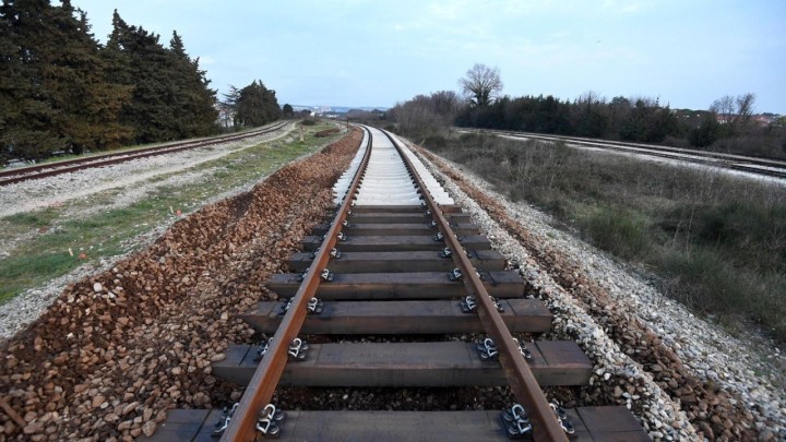 Nova dionica pruge Zadar - Knin završena, stigli novi pragovi i tračnice, sve grade Austrijanci