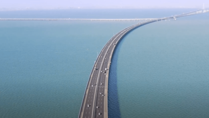 Ovaj most je nekada bio najduži na svijetu, stoji na 52.000 stupova, a u njegovu izgradnju utrošeno je 450.000 tona čelika