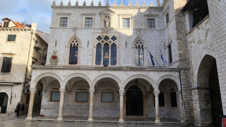 Kultna palača na jugu Hrvatske doživjela makeover, pogledajte kako je očišćeno njeno pročelje