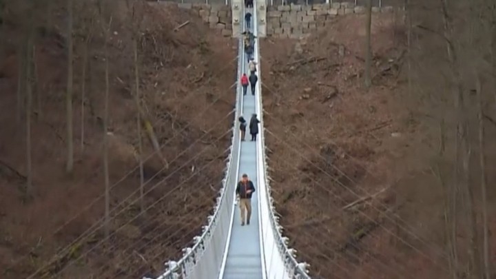 U gradnju ovoga visećeg most utrošeno je 84 tone čelika i 54 tone nosivih kabela, upravo je otvoren