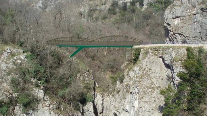 Na ovom mjestu pješački most prije sto godina je spajao obale rijeke, srušen je, a sada se gradi novi