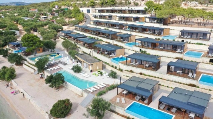 Rušenje luksuznog kampa u Tisnom: Na pašnjaku i oranici podignute kućice za najam i bazeni