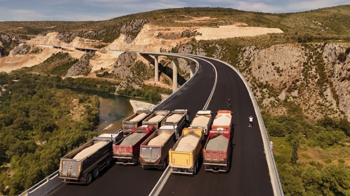 VIDEO: Pogledajte kako zbog ispitivanja opterećenja mostom Hercegovina prolaze kamioni od 40 tona