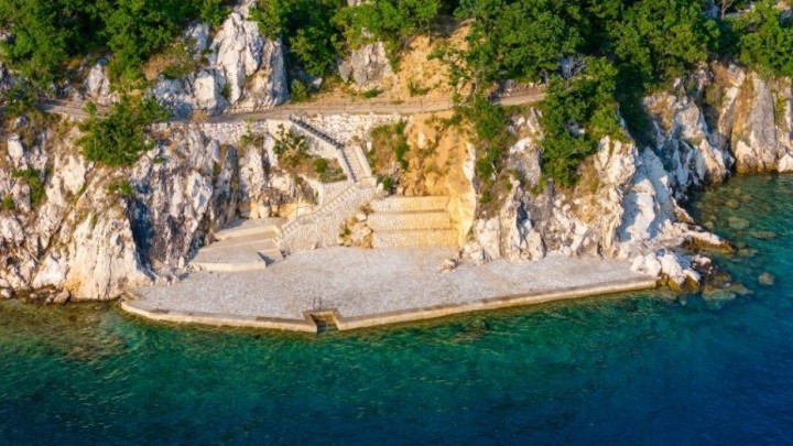 Nova bajkovita plaža na Kvarneru, nudi prostrano armiranobetonsko sunčalište i lakši ulaz u more