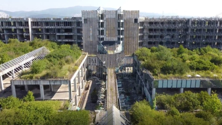 Bauštelska reportaža: Posjetili smo desetljećima zapuštenu bolnicu, za zemljište se (opet) spremaju velike stvari