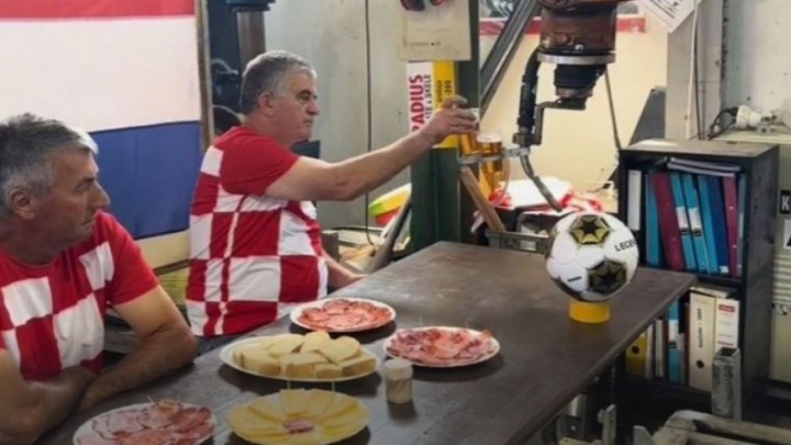 Maštoviti majstori na poslu angažirali robota da im donosi pivo za vrijeme utakmice