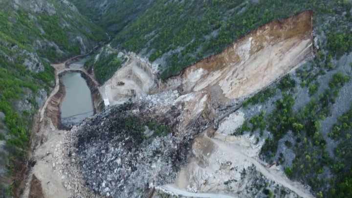 Video: Odron kamenoloma kod Mostara, tri automobila pala u jezero, dvoje ozlijeđenih