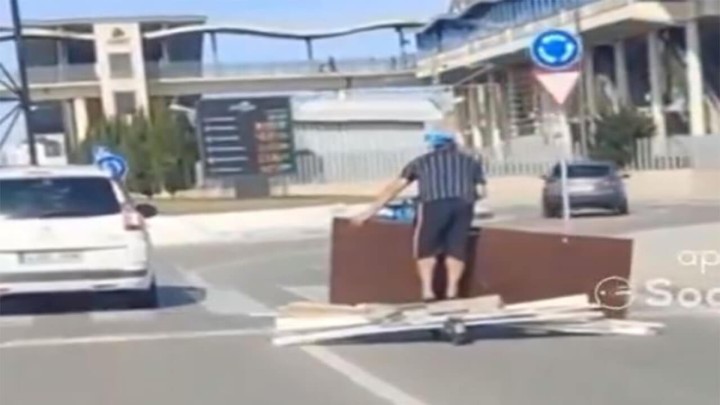 Opasnost na cesti: Prevozio građevinski materijal na električnom romobilu