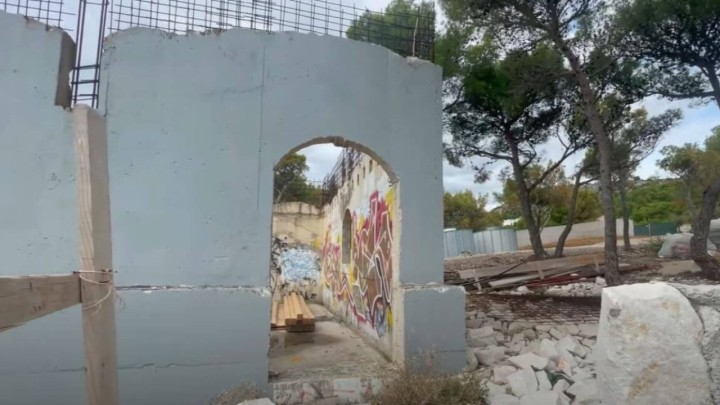 Padaju ilegalni kampovi na Murteru, započelo rušenje objekata, ali opet ne svih