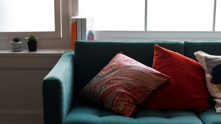 Dostava namještaja: Kako trosjed 'stvoriti' u dnevnoj sobi i koliko to košta