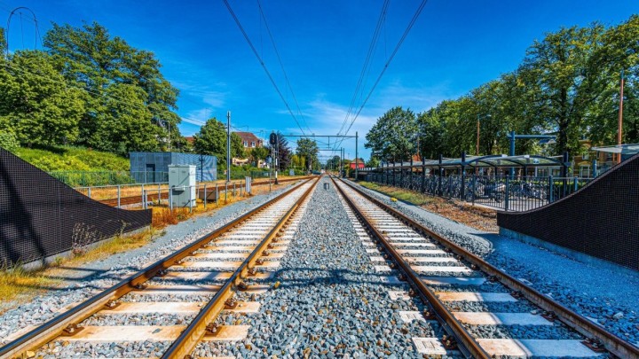 Gradi se 72 kilometra duga elektrificirana željeznička pruga, od Skradnika do Tijana 160 km/h