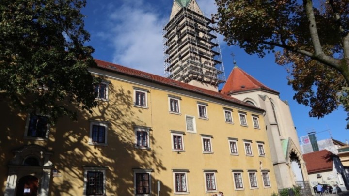 Žena pala sa skele samostana, zadobila teške tjelesne ozlijede, propituje se zaštita na radu