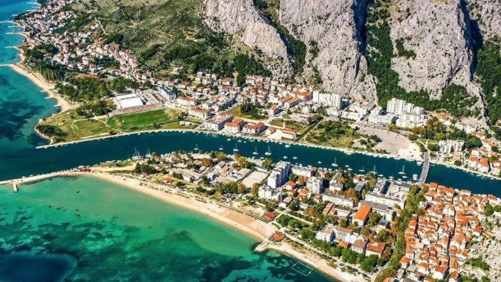 Opet odron stijene u zaleđu Omiša, prometnica zatvorena, radi se procjena sigurnosti