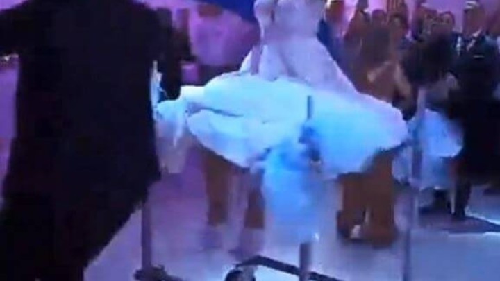 Video: Kad ljubav dosegne novu visinu, bauštelac na skeli doveo mladu na vjenčanje