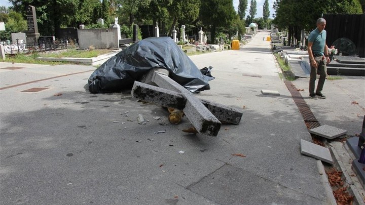 Srušen centralni križ na Mirogoju, nestabilnog postolja 3 godine čekao restauraciju