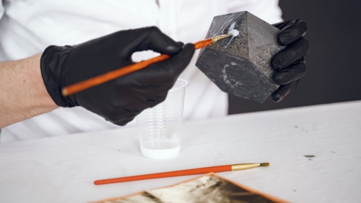 Japanci izumili ljepilo od kofeina koje lijepi i odljepljuje bez kidanja strukture