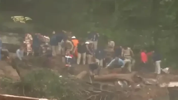 Video: Zbog obilnih kiša klizište progutalo sveti indijski hram, 9 poginulih