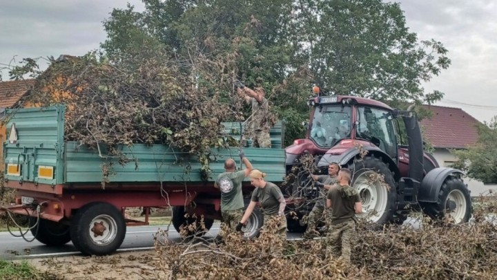 Ministar Banožić udvostručio naknade vojnicima angažiranim na uklanjanju posljedica nevremena