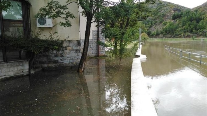Kada voda zaprijeti složite box barijeru, ali prava je pomoć prevencija i pametna gradnja