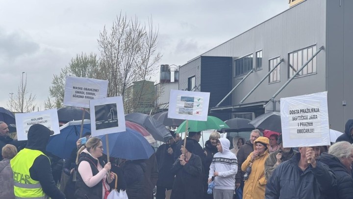 Video: Prosvjednici blokirali cestu u Lučkom, 'Molimo kanalizaciju jučer, sutra je kasno!'