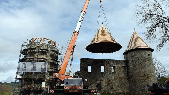 Foto: Postavljena su nova krovišta kula na Starom gradu Novigradu, stara su stradala u požaru