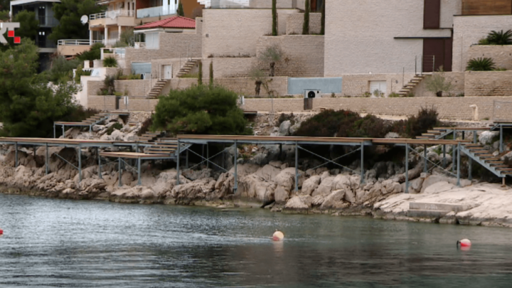 Samo u Hrvatskoj: Općina sagradila ilegalno sunčalište, građevinska inspekcija naložila uklanjanje