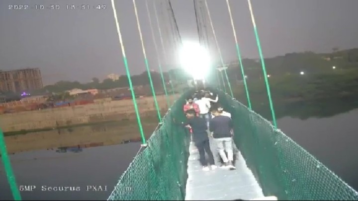 [VIDEO] Tragedija u Indiji: Srušio se most za pješake, poginula najmanje 141 osoba