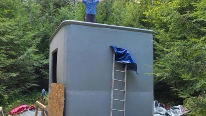 [VIDEO] Kućice za napuhavanje s PVC oplatom u koje se za dva sata izlije beton