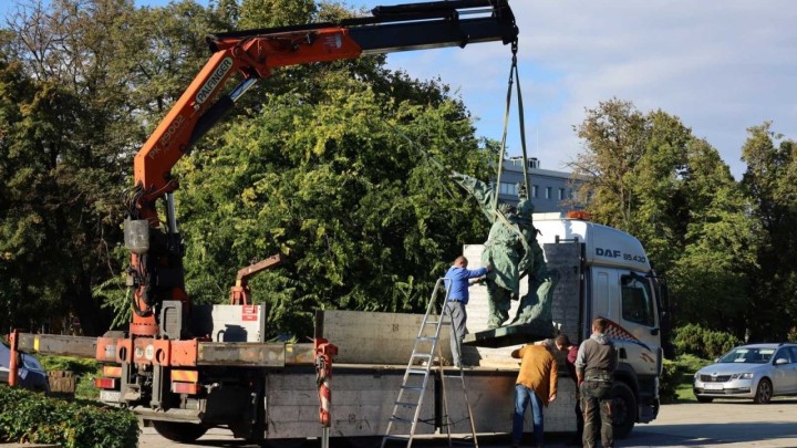Frangešov 'Umirući vojnik' iz osječkog parka poslan na dvomjesečnu restauraciju