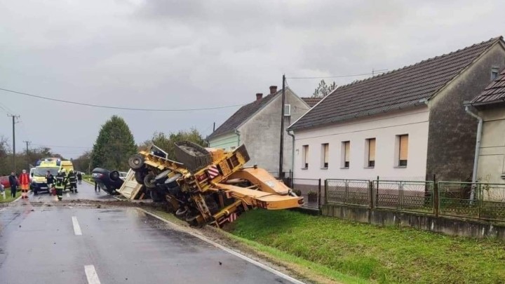 [FOTO] Bager sudjelovao u prometnoj nesreći: Drugi vozač krenuo preticati i završio u 'škaricama'
