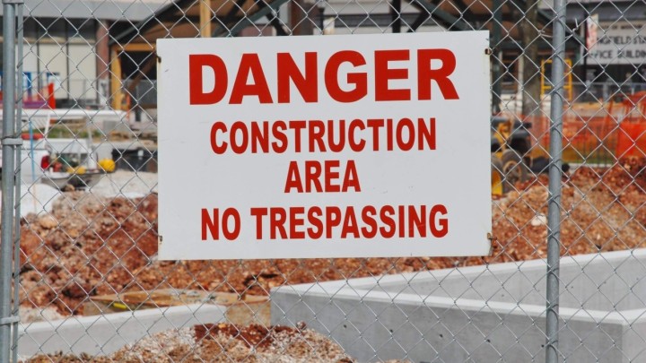 U Karlovcu smrtno stradao muškarac: Pao u rupu na gradilištu