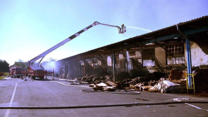 Ugašen požar na skladištu u Zagrebu: Pogon najvećim dijelom spašen, u tijeku dogašivanje
