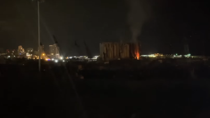[VIDEO] U Bejrutu se zbog požara urušili lučki silosi: Načela ih eksplozija od prije dvije godine