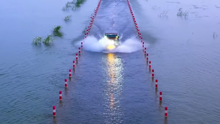 [VIDEO] Cesta koja prolazi kroz jezero: Vozači iz cijelog svijeta dolaze ovdje voziti