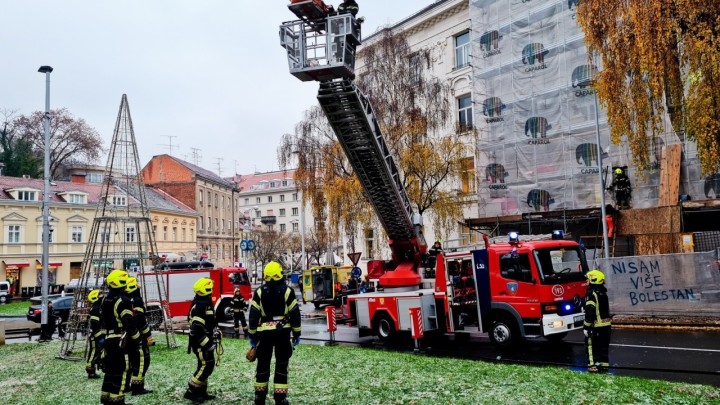 [FOTO] Pogledajte kako su vatrogasci spasili radnika na skeli