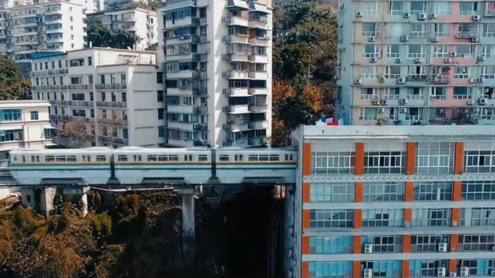 [VIDEO] Nevjerojatan građevinski pothvat s vlakom koji prolazi kroz neboder