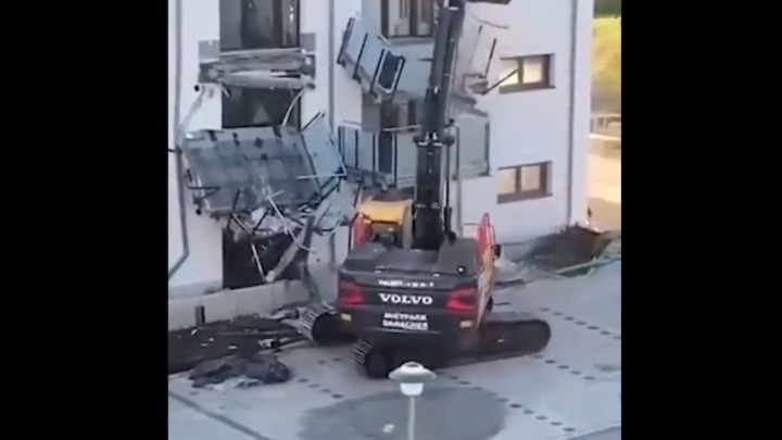 [VIDEO] Bagerom krenuo rušiti zgradu jer ga nisu platili