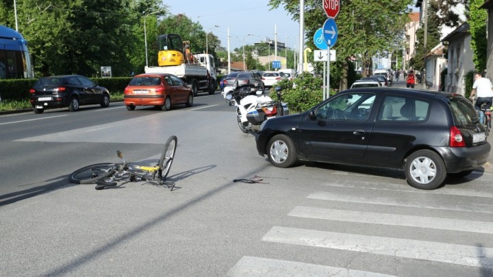 Sindikat biciklista: 'Biciklističke staze su za bicikle, ne za ugostiteljske terase i prodaju borova'