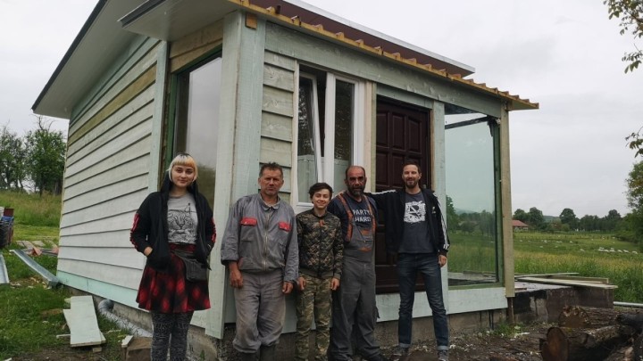 Šibenski volonteri sagradili i dostavili montažnu kuću za 13-godišnjeg Stefana i njegovog oca