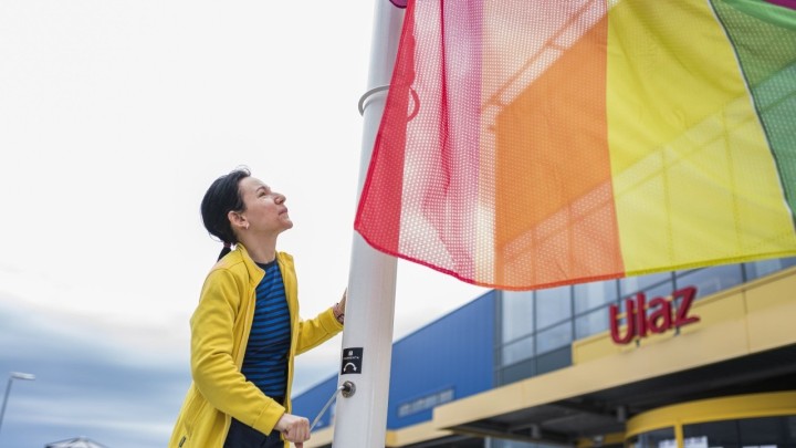 Ljubav živi i izvan četiri zida: IKEA Hrvatska podigla zastavu duginih boja te dala podršku LGBT+ zajednici