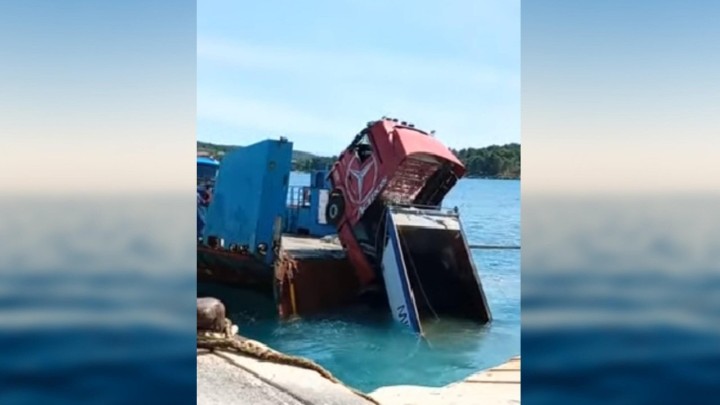Bizarna nesreća iznenadila Hvarane: S trajekta u more pao kamion prepun asfalta