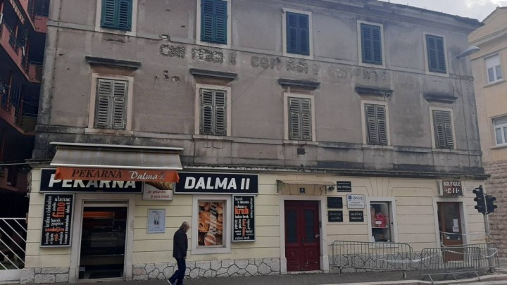 Točno 80 dana u centru Šibenika stoji zaštitna ograda: Sanaciju opasne fasade možda će morati financirati Grad