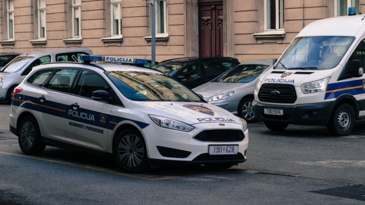 Zbog imovinsko-pravnih problema blokirao ulaz u zgradu Agram banke: 'Blokirali su mi život'