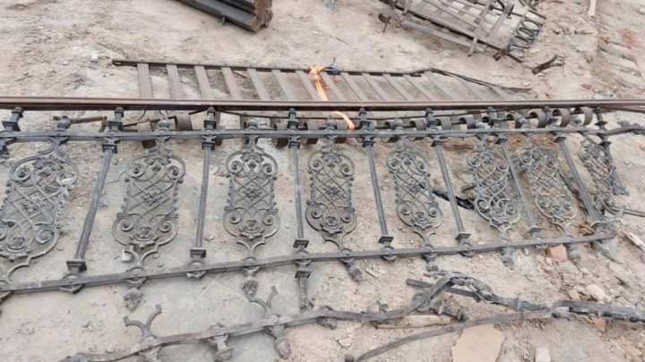 Spašeni vrijedni arhitektonski elementi građevine u Petrinji